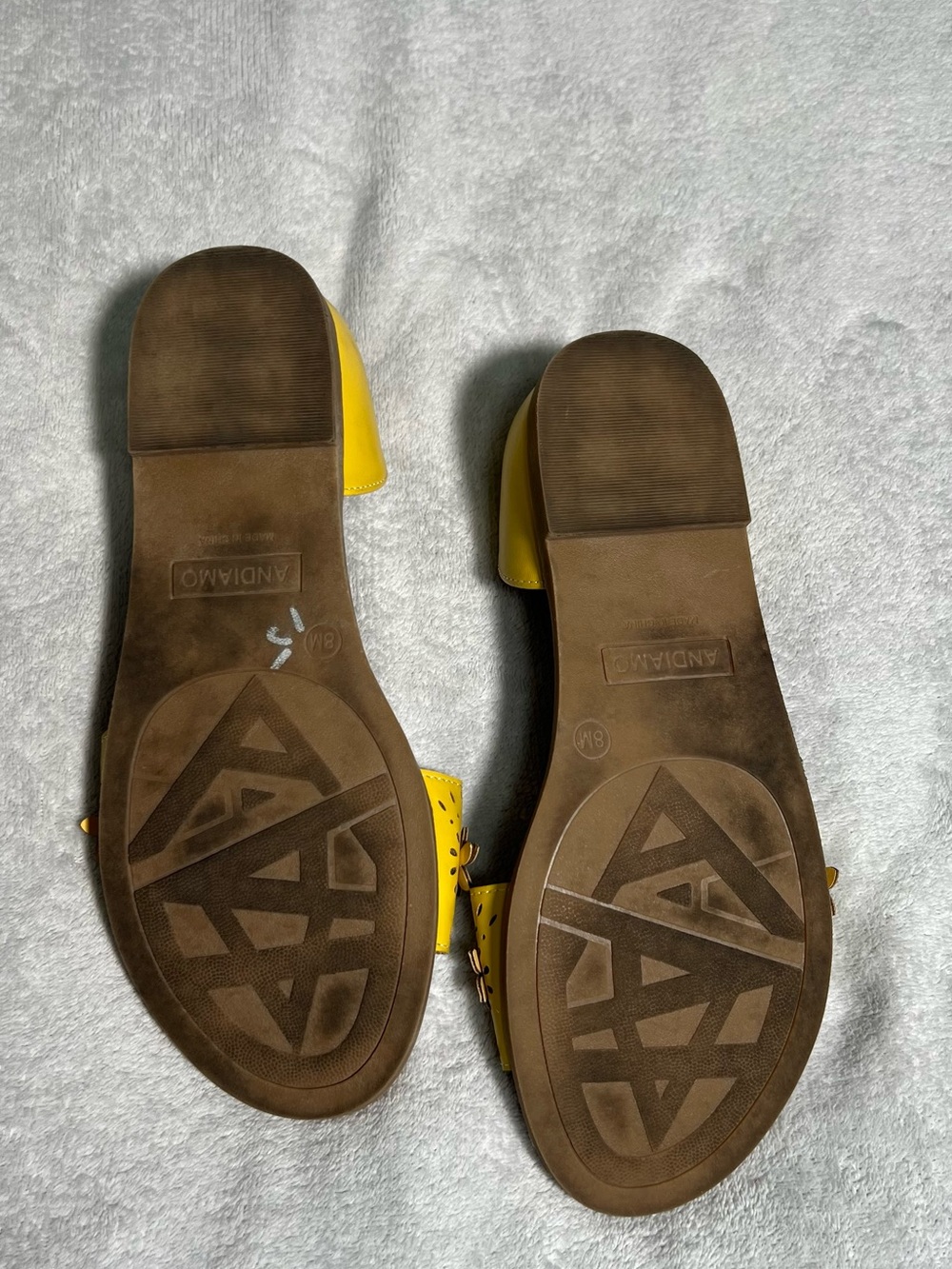 EUC Yellow Floral Cutout Sandals Size 8 - Picture 3 of 4